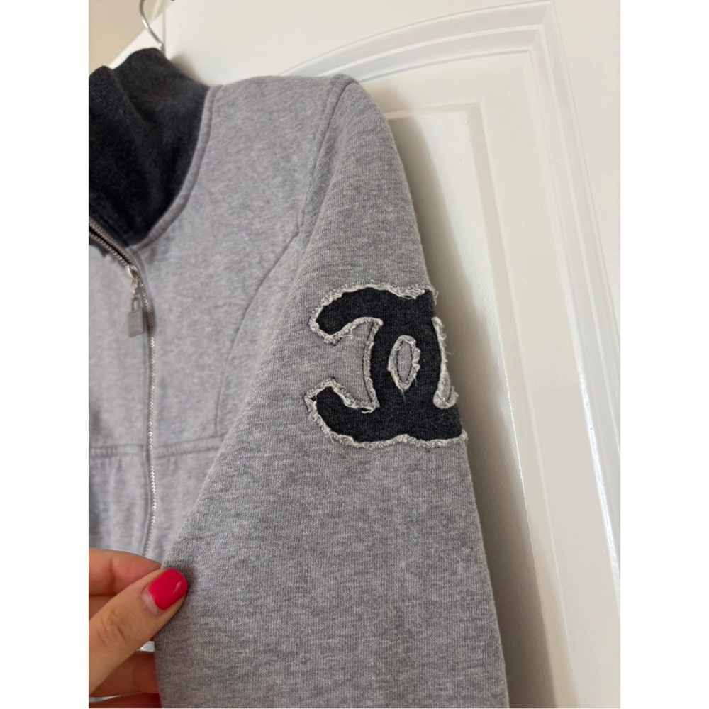 Authentic Chanel Sweater - Picture 5 of 9